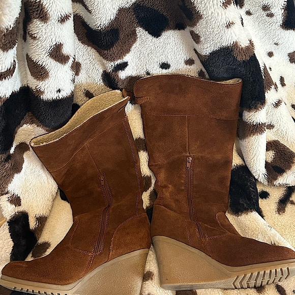 Bjorndal Shoes - Bjorndal Lyndall suede sherpa lined wedge boots, size 9.5